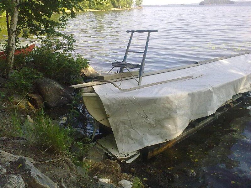 ...varautunut ihminen. Jos ongelle mennessä todetaan että järvi ompi jäätynyt,<br> vaihdetaan veneestä sopivampaan liikuntavälineeseen lennossa.<br>Kalaan mennään kun kerran niin on päätetty..
